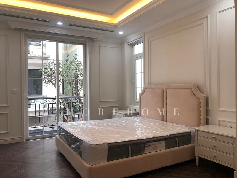 Dự án thi công giường ngủ bọc nỉ màu be tân cổ điển sang trọng, cao cấp sẽ đem lại trải nghiệm tốt nhất cho gia chủ trong quá trình nghỉ ngơi và giúp họ có những giấc ngủ ngon lành.